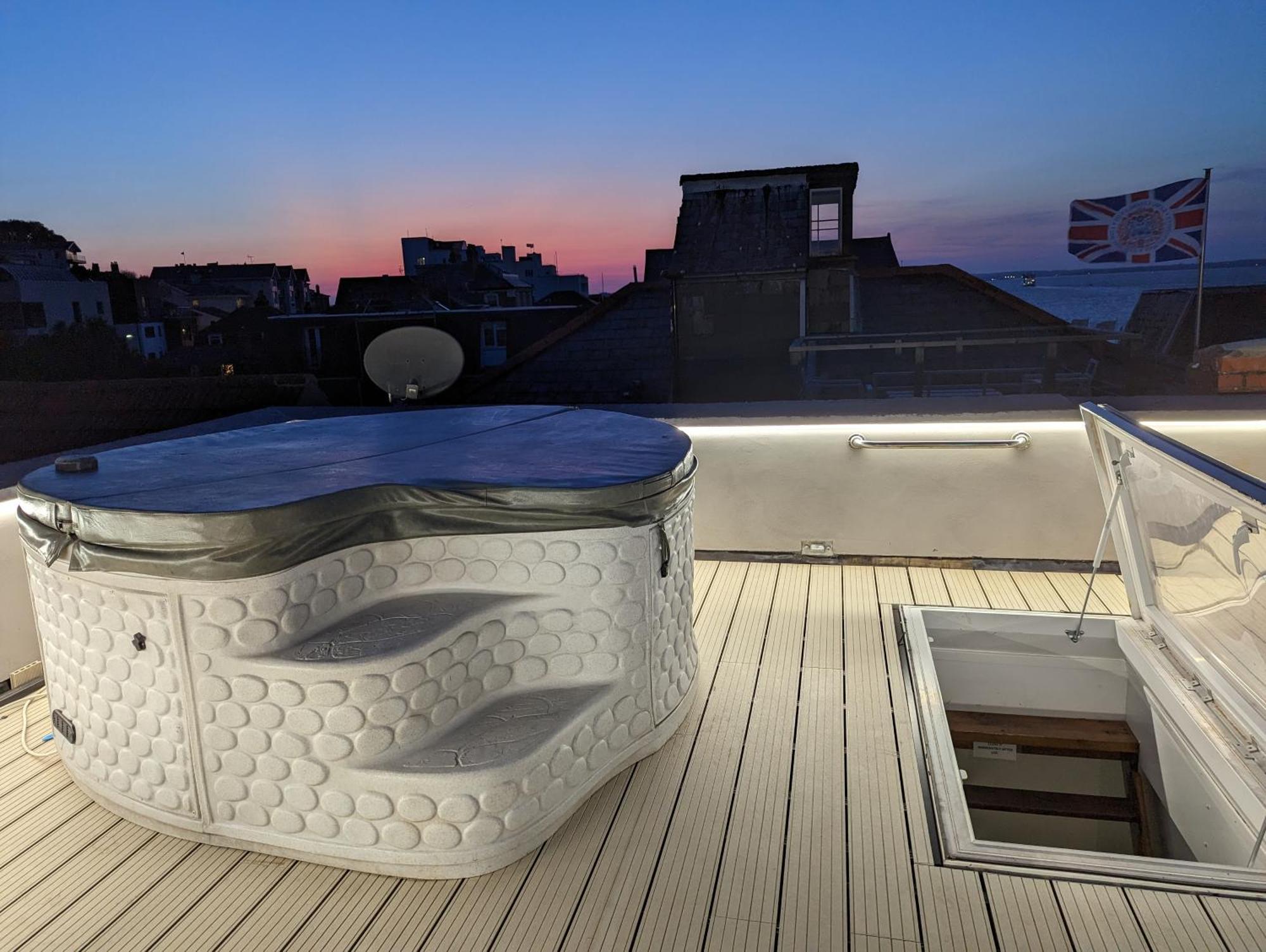 Seafarer'S View - 6 Bedroom Townhouse In Cowes, Parking & Seaviews. Cowes  Buitenkant foto